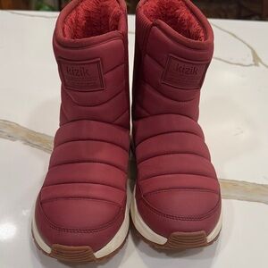 Kizik mid rise hands free snow boot. Size 8 or 9.